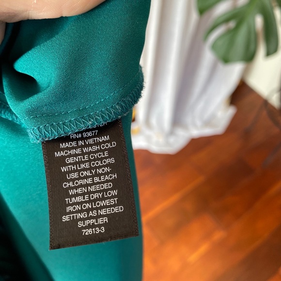 💚 Emerald Green Faux Satin Ruffle Slv Blouse Sz S - Picture 6 of 7